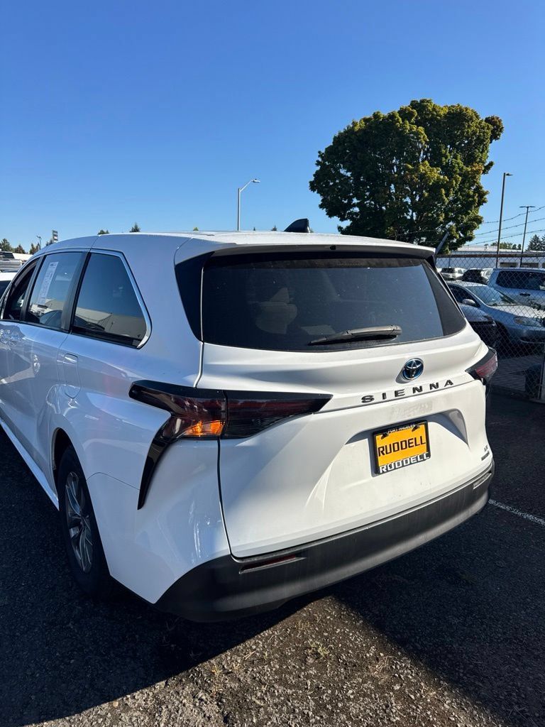 Used 2023 Toyota Sienna LE FWD image 3