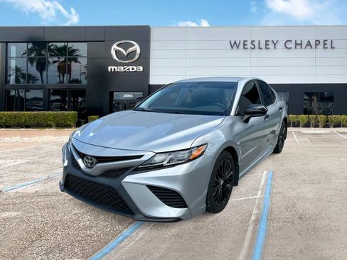Used 2020 Toyota Camry SE FWD image 1