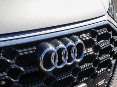 Used 2021 Audi Q5 e Premium w/ Convenience Package image 9