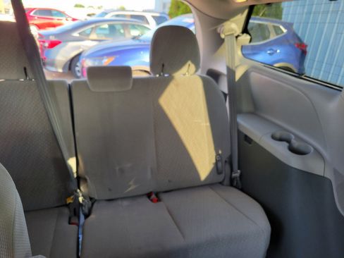 Used 2018 Toyota Sienna LE w/ Carpet Mat Package FWD image 20