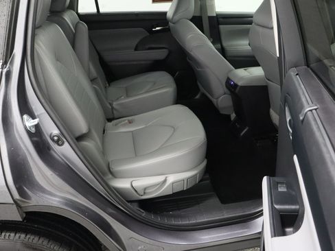 Used 2021 Toyota Highlander XLE FWD image 38