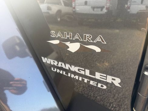 Used 2017 Jeep Wrangler Unlimited Sahara w/ Max Tow Package AWD/4WD image 16