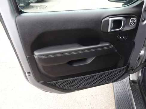 Used 2019 Jeep Wrangler Unlimited Sahara image 11