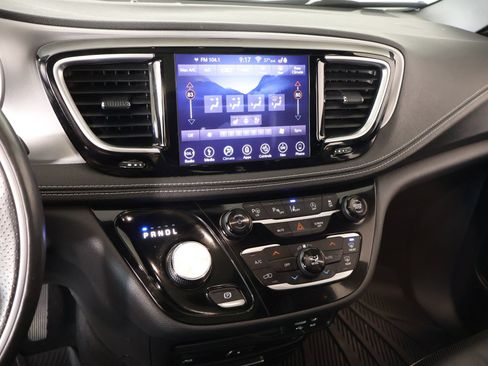 Used 2018 Chrysler Pacifica Limited w/ Advanced Safetytec Group image 6