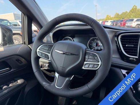 New 2026 Chrysler Pacifica Select image 8