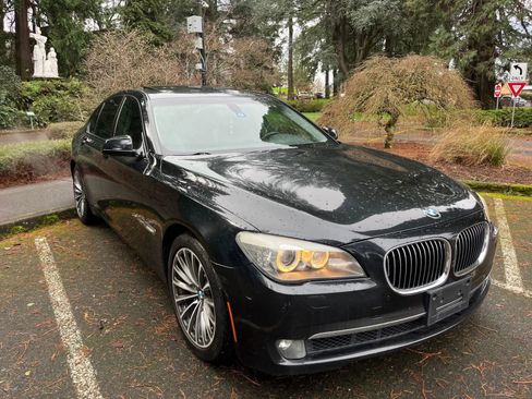 Used 2009 BMW 750i image 2
