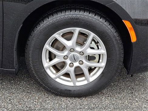 Used 2024 Chrysler Pacifica Touring-L image 8