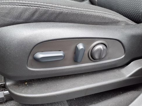 Used 2022 GMC Terrain SLE w/ Driver Convenience Package image 4