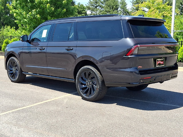 New 2026 Lincoln Navigator L Reserve w/ Jet Appearance Package AWD/4WD image 4