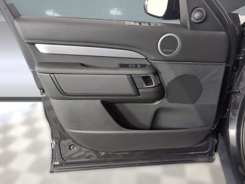 Used 2025 Land Rover Discovery Dynamic SE image 17