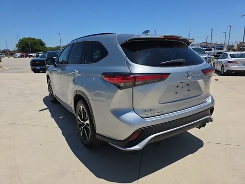 Used 2022 Toyota Highlander XSE FWD image 16