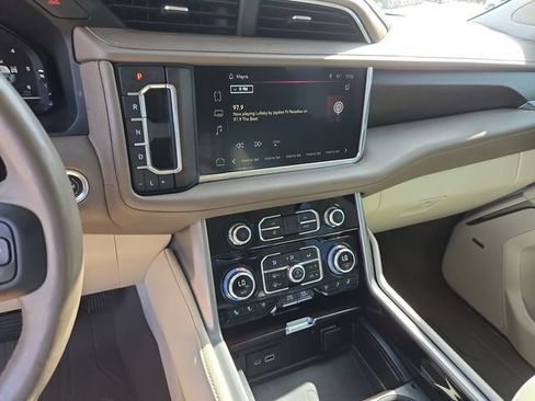 Used 2022 GMC Yukon Denali w/ Denali Premium Package AWD/4WD image 11
