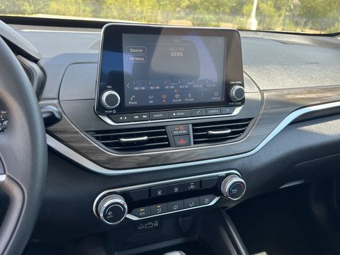 Used 2025 Nissan Altima 2.5 SV FWD image 8