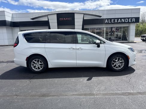 Used 2023 Chrysler Voyager LX image 2
