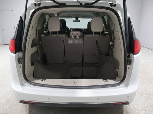Used 2018 Chrysler Pacifica Touring-L Plus FWD image 21