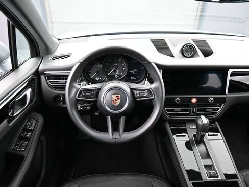 Certified 2025 Porsche Macan AWD/4WD image 17