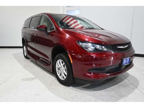 Used 2023 Chrysler Voyager LX FWD image 3