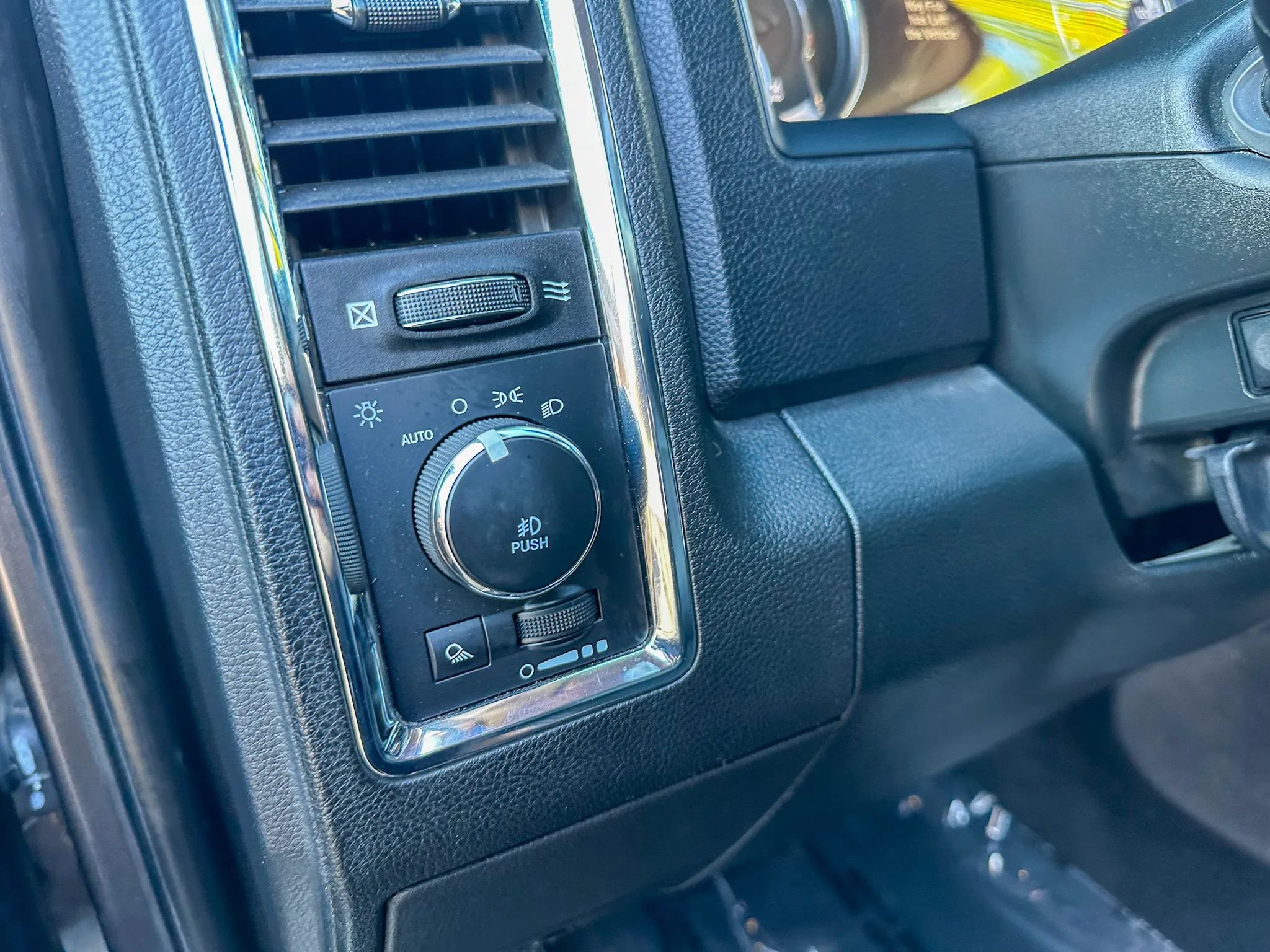 Used 2018 RAM 1500 Laramie w/ Convenience Group AWD/4WD image 13