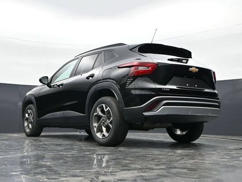 Used 2025 Chevrolet Trax LT w/ LT Convenience Package FWD image 40