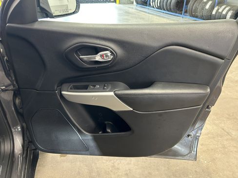 Used 2018 Jeep Cherokee Overland w/ Technology Group image 18