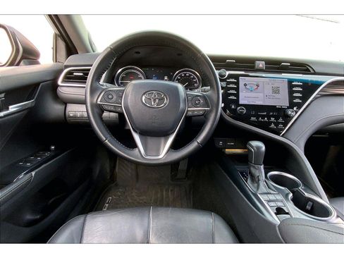 Used 2018 Toyota Camry XLE image 5
