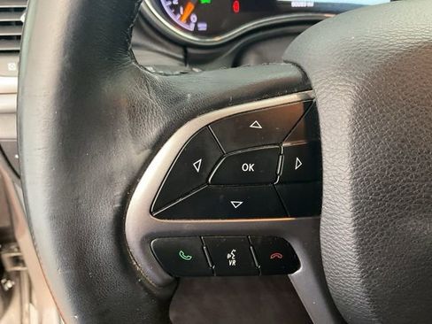 Used 2019 Jeep Grand Cherokee Laredo AWD/4WD image 9