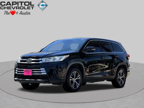 Used 2019 Toyota Highlander LE FWD image 1