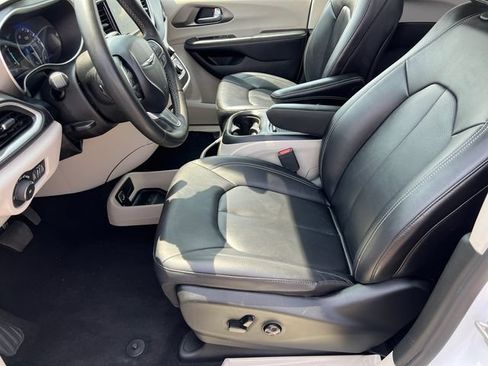 Used 2024 Chrysler Pacifica Touring-L FWD image 20