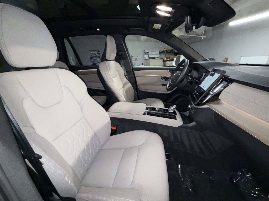 Used 2025 Volvo XC90 B6 Plus AWD/4WD image 14