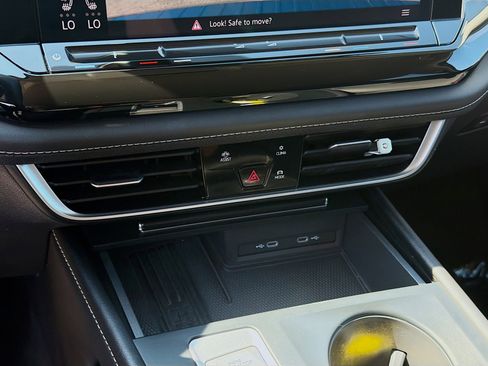 Certified 2025 Volkswagen Atlas SE FWD image 14