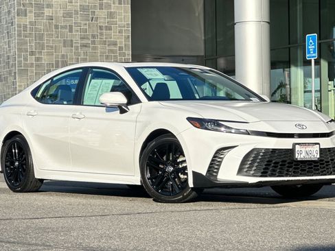 Used 2025 Toyota Camry Hybrid image 2