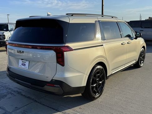 Used 2025 Kia Carnival SX w/ SX Dark Edition Package FWD image 8