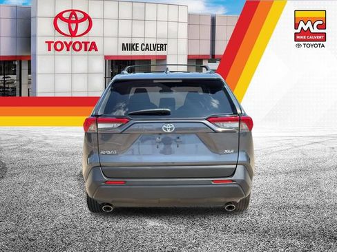 Used 2019 Toyota RAV4 XLE w/ Convenience Package FWD image 4