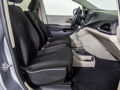 Used 2020 Chrysler Voyager LX FWD image 41