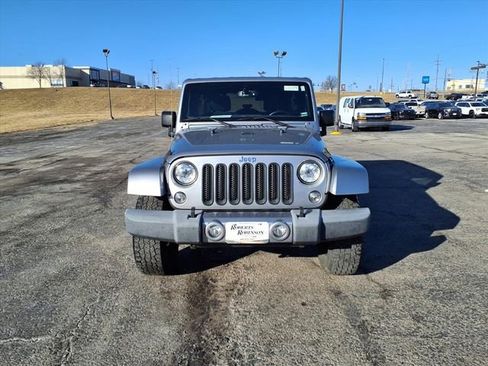 Used 2018 Jeep Wrangler Unlimited Sahara image 2