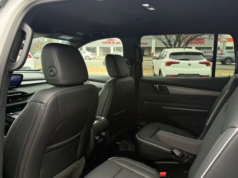 Used 2025 Buick Enclave Preferred image 25