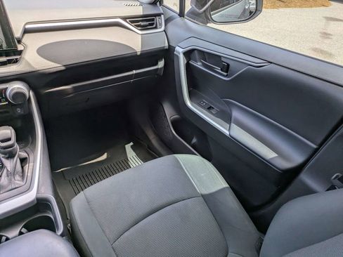 Used 2021 Toyota RAV4 LE AWD/4WD image 17