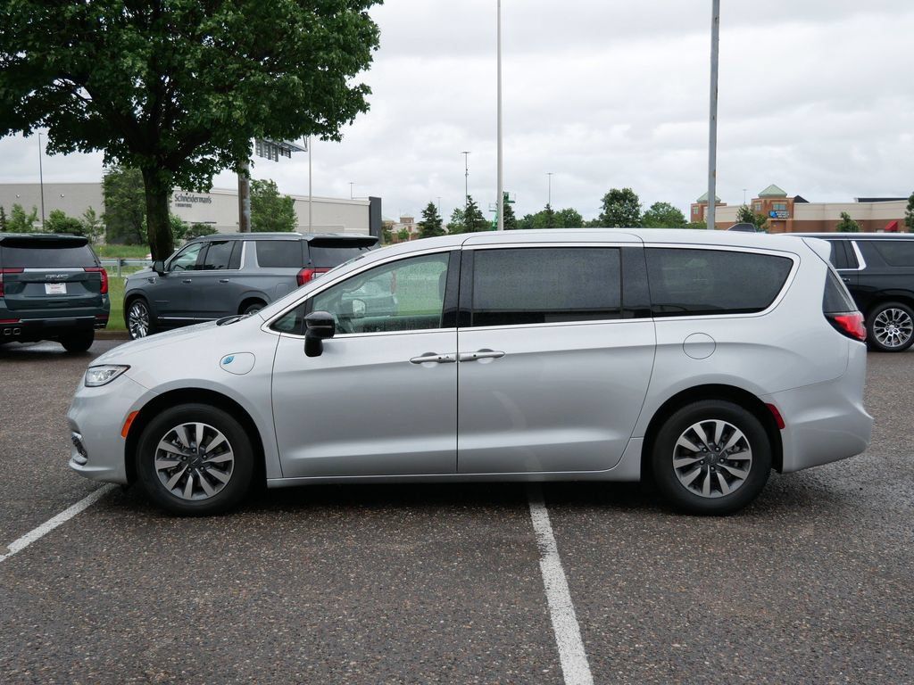 Used 2024 Chrysler Pacifica Limited FWD image 6