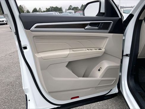 Used 2023 Volkswagen Atlas SE w/ Black Wheel Package image 22