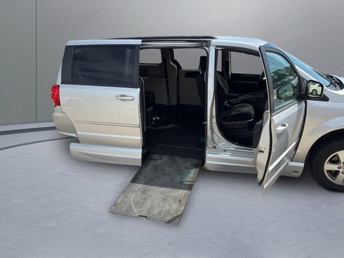 Used 2012 Dodge Grand Caravan SXT FWD image 26