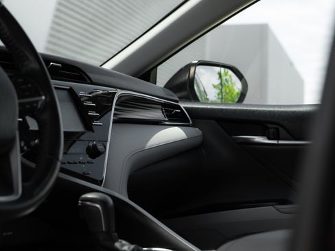 Used 2018 Toyota Camry XLE FWD image 15