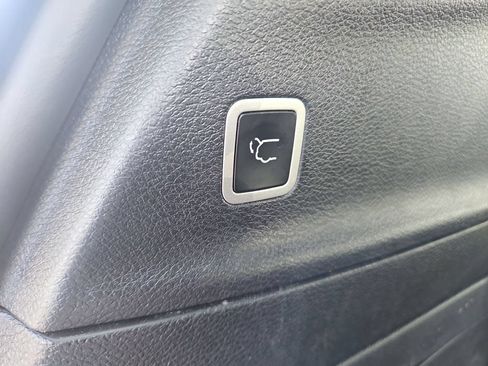Used 2024 Chrysler Pacifica Limited FWD image 11