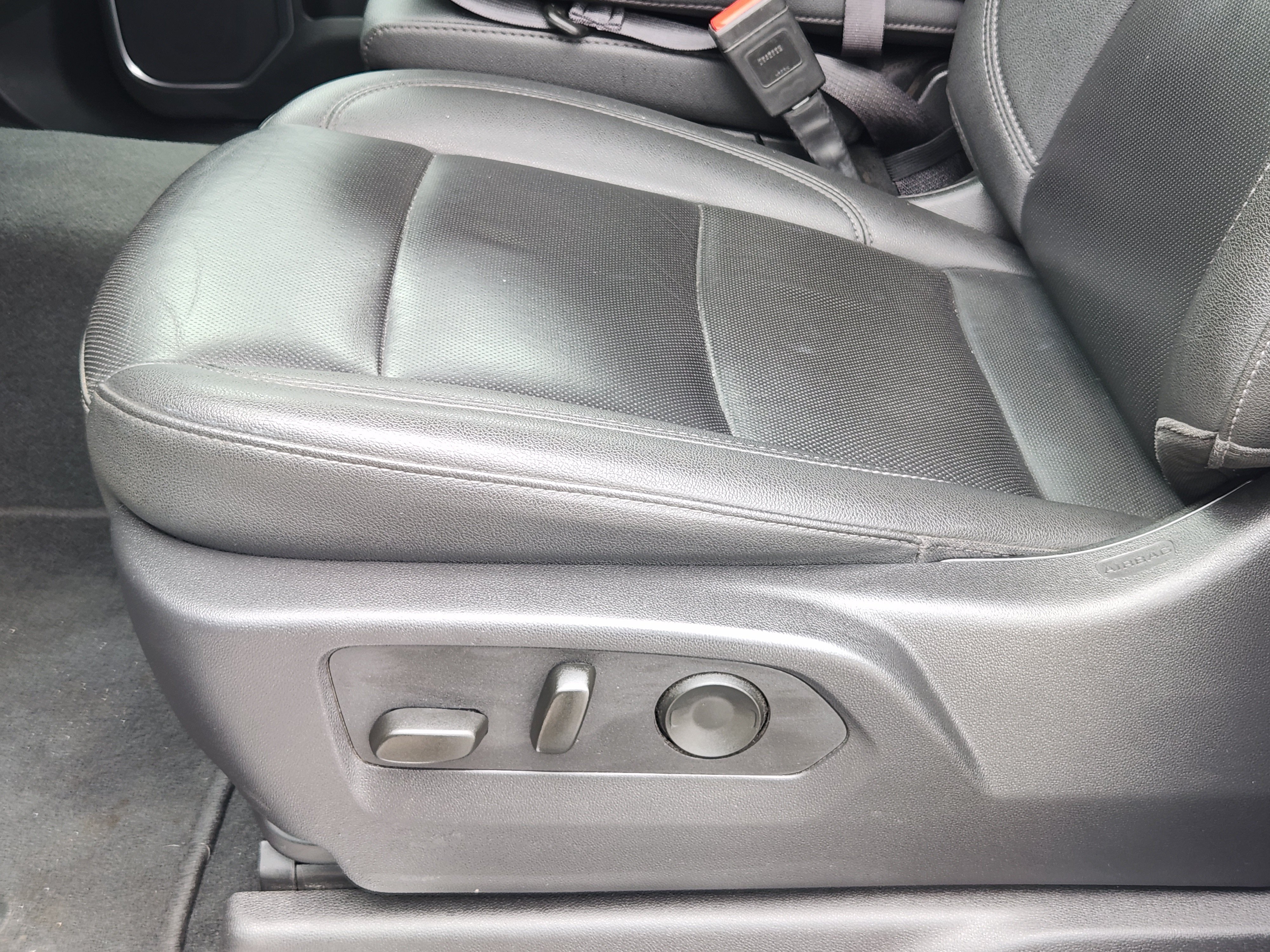 Used 2025 GMC Sierra 1500 SLT AWD/4WD image 26