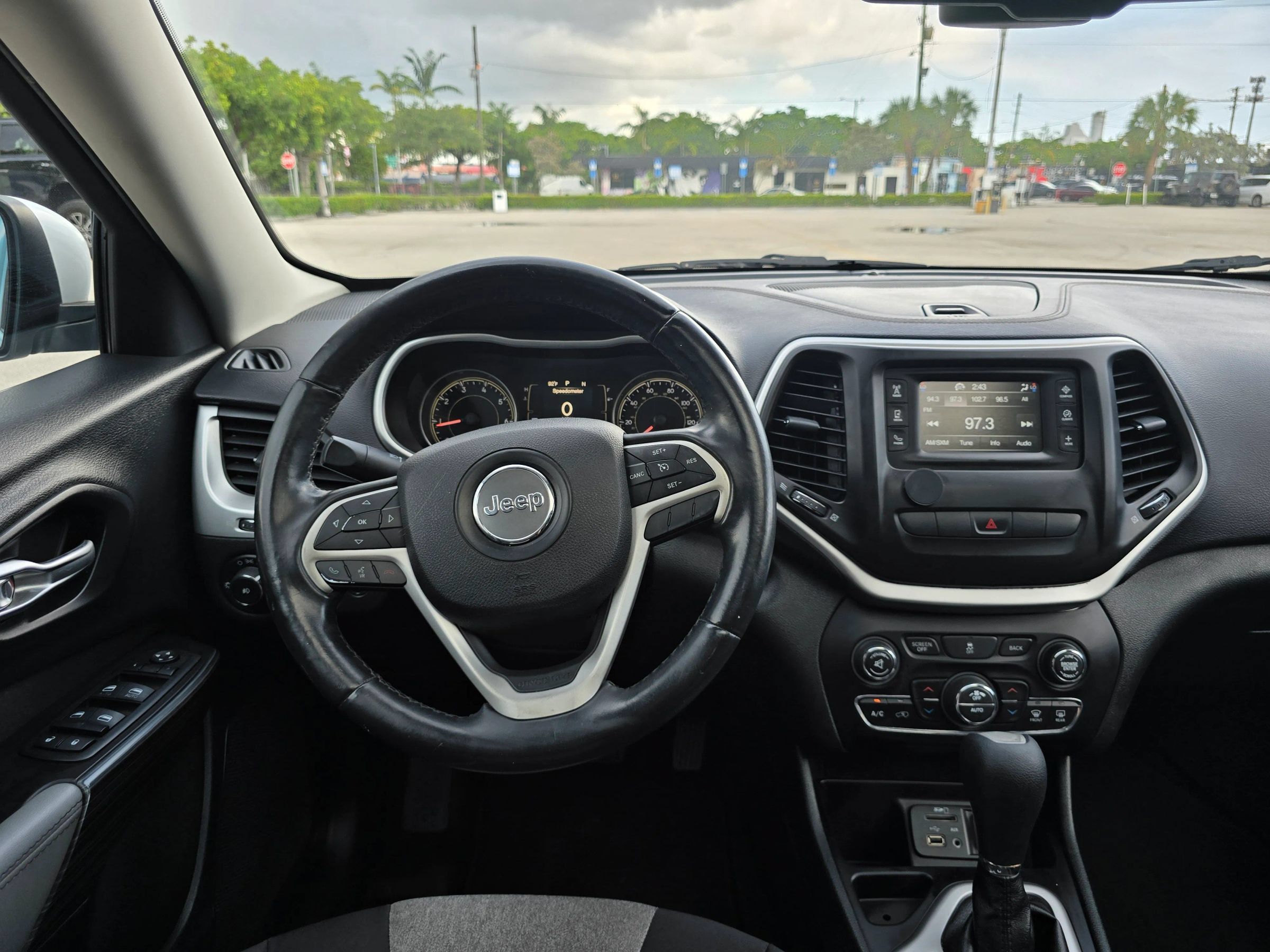 Used 2014 Jeep Cherokee Latitude w/ Comfort/Convenience Group FWD image 22