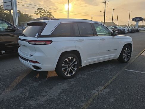 Used 2023 Jeep Grand Cherokee Overland w/ Luxury Tech Group IV AWD/4WD image 6