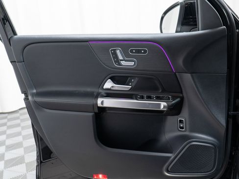 Used 2022 Mercedes-Benz GLB 250 250 4MATIC image 11