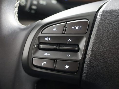 Used 2023 Hyundai Venue SEL image 11