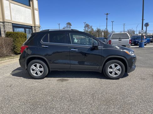 Used 2018 Chevrolet Trax LT w/ LT Convenience Package image 3