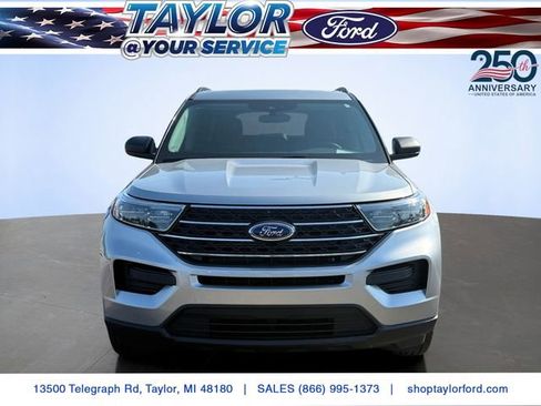 Used 2023 Ford Explorer XLT AWD/4WD image 2