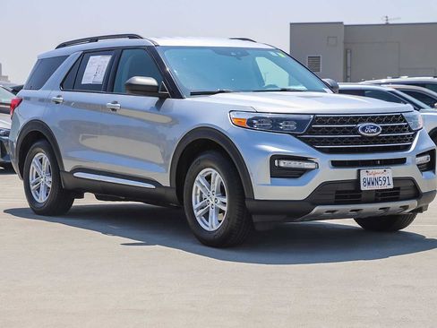 Used 2021 Ford Explorer XLT w/ Equipment Group 202A RWD image 3